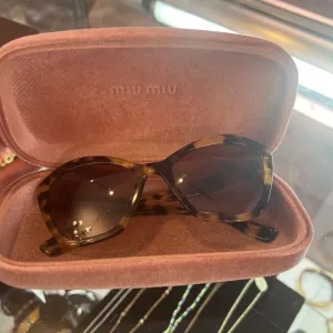 / Miu Miu Torttoise Sunnoes ACCESSORIES