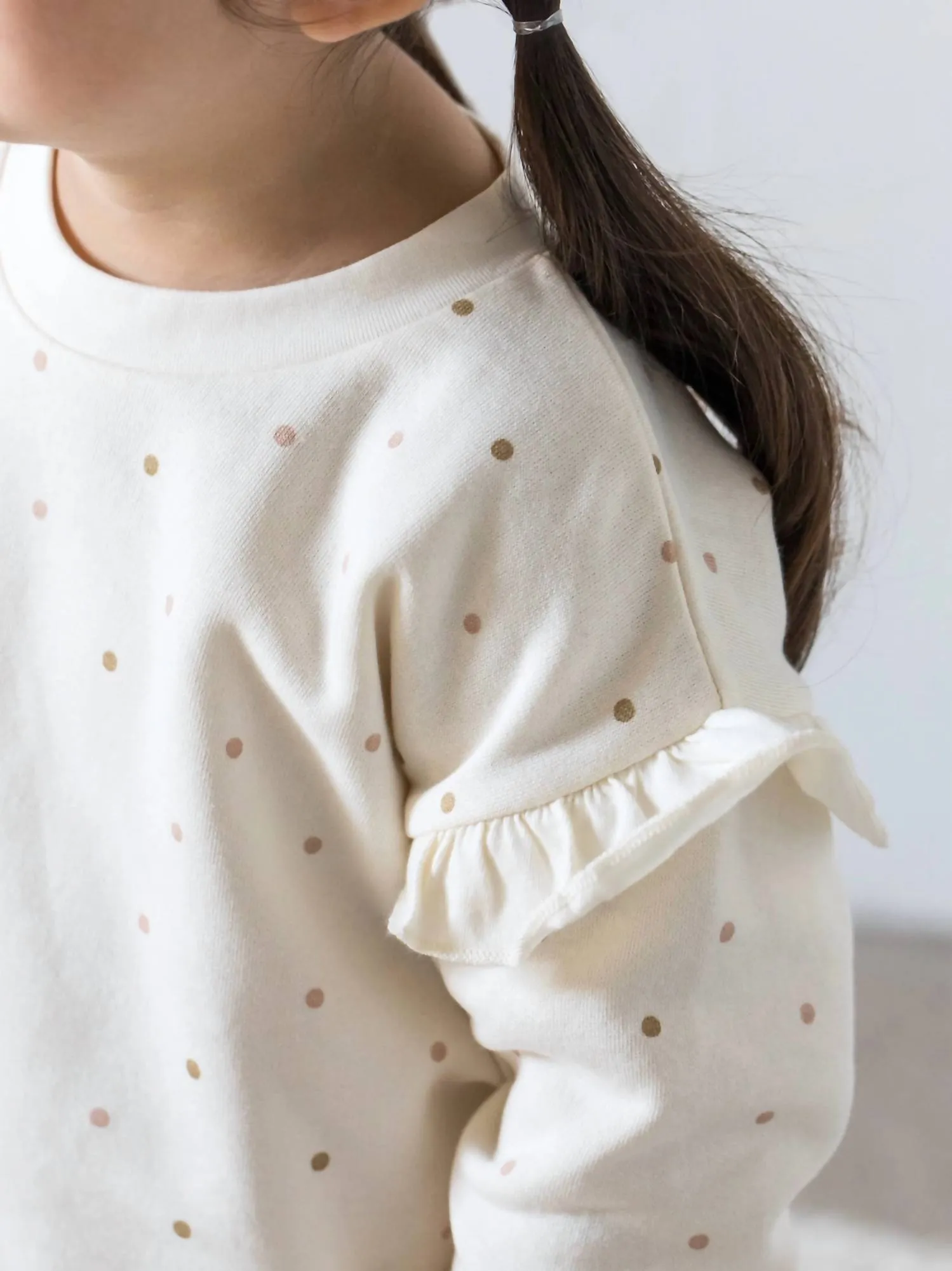 Girl's Abbie Fleece Ruffle Sleeve Pullover In Ivory/fawn