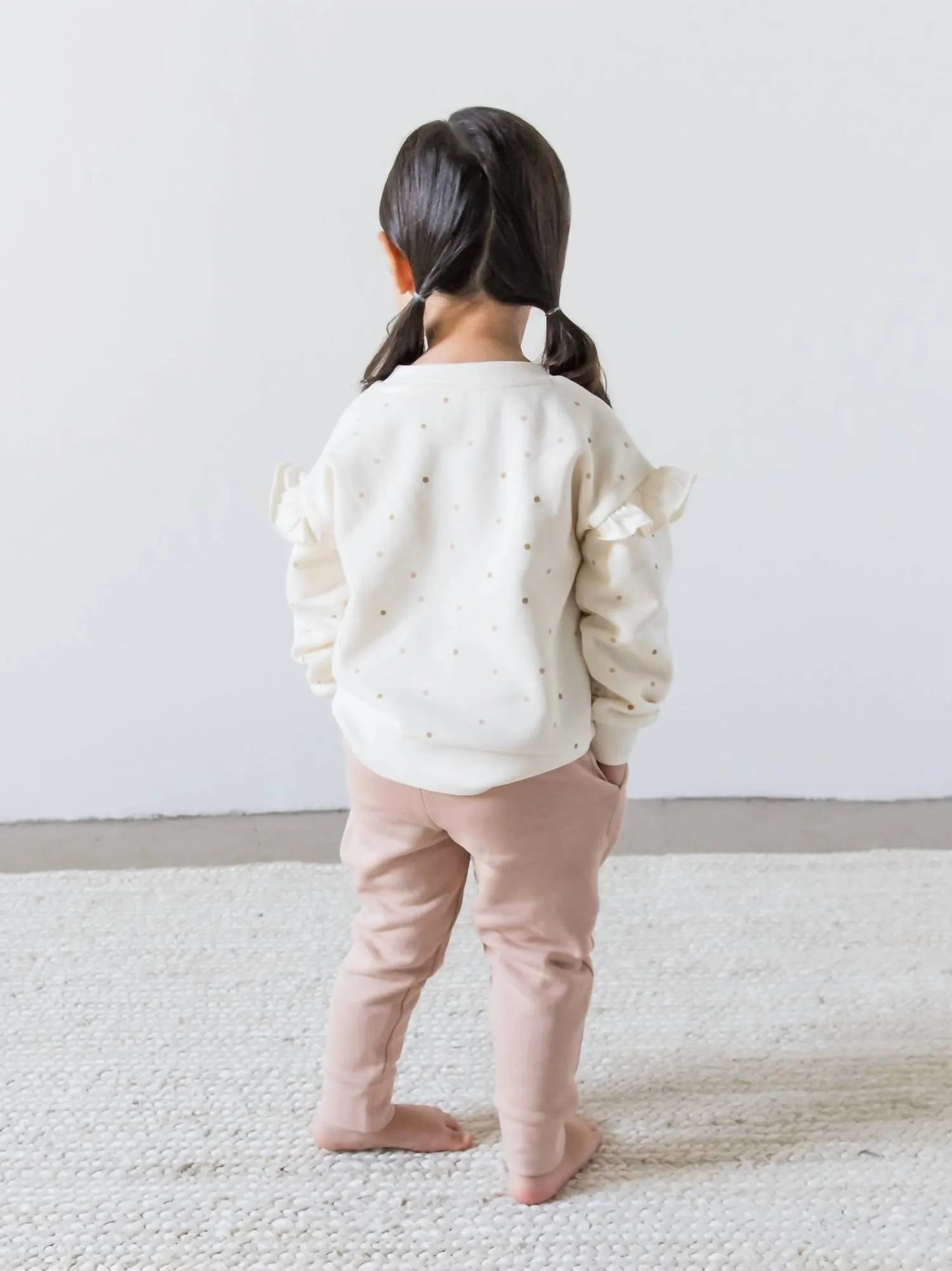 Girl's Abbie Fleece Ruffle Sleeve Pullover In Ivory/fawn